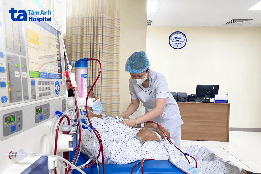 Ông Trương lọc máu định kỳ 3 buổi/tuần tại Bệnh viện Đa khoa Tâm Anh TP HCM khi về Việt Nam ăn Tết. Ảnh: Đình Lâm