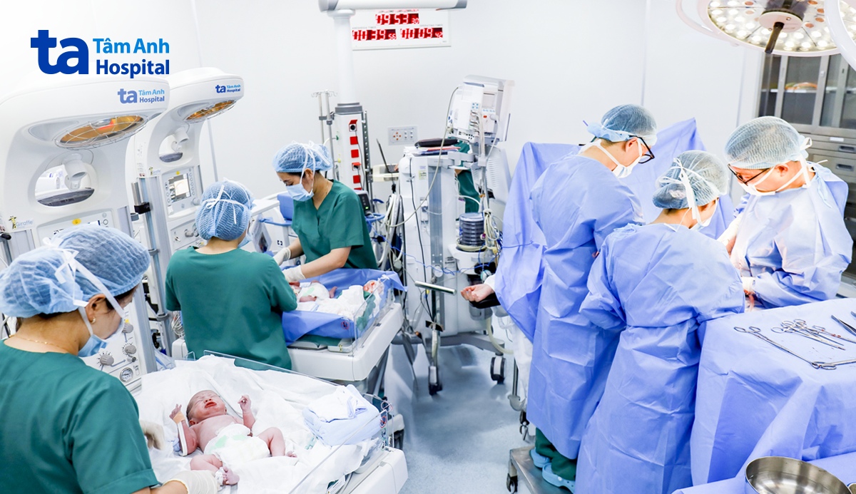 BS.CKII Lê Thanh Hùng và ê kíp mổ lấy thai cho chị Nhung. Ảnh: Nguyệt Nhi