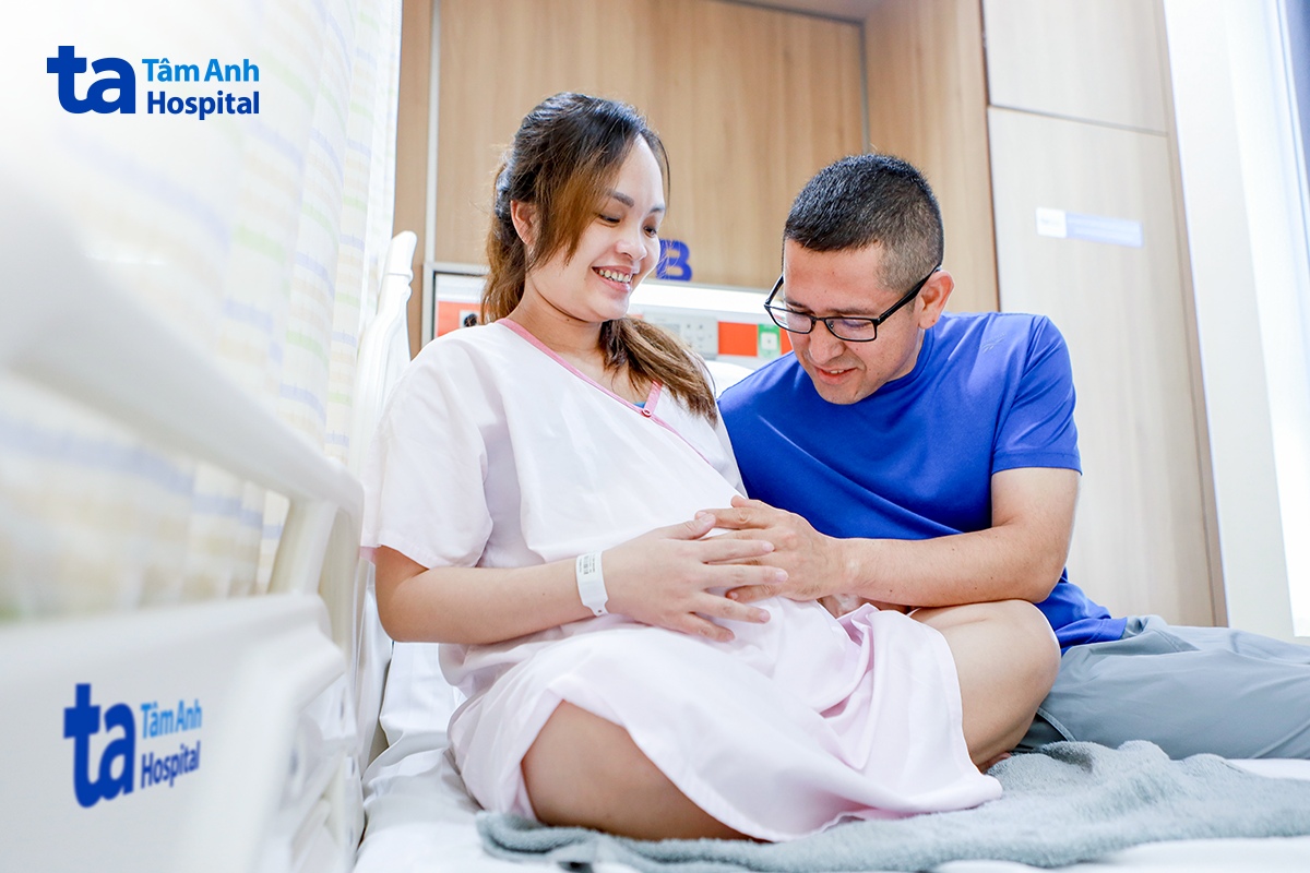 Người chồng chăm sóc vợ nằm viện dưỡng thai tại Bệnh viện Đa khoa Tâm Anh TP HCM. Ảnh: Nguyệt Nhi