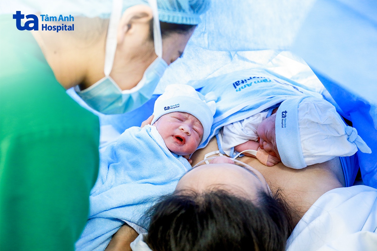 Chị Nhung hạnh phúc “da kề da” với 2 con sau hành trình dài nỗ lực có con và giữ thai quý. Ảnh: Nguyệt Nhi