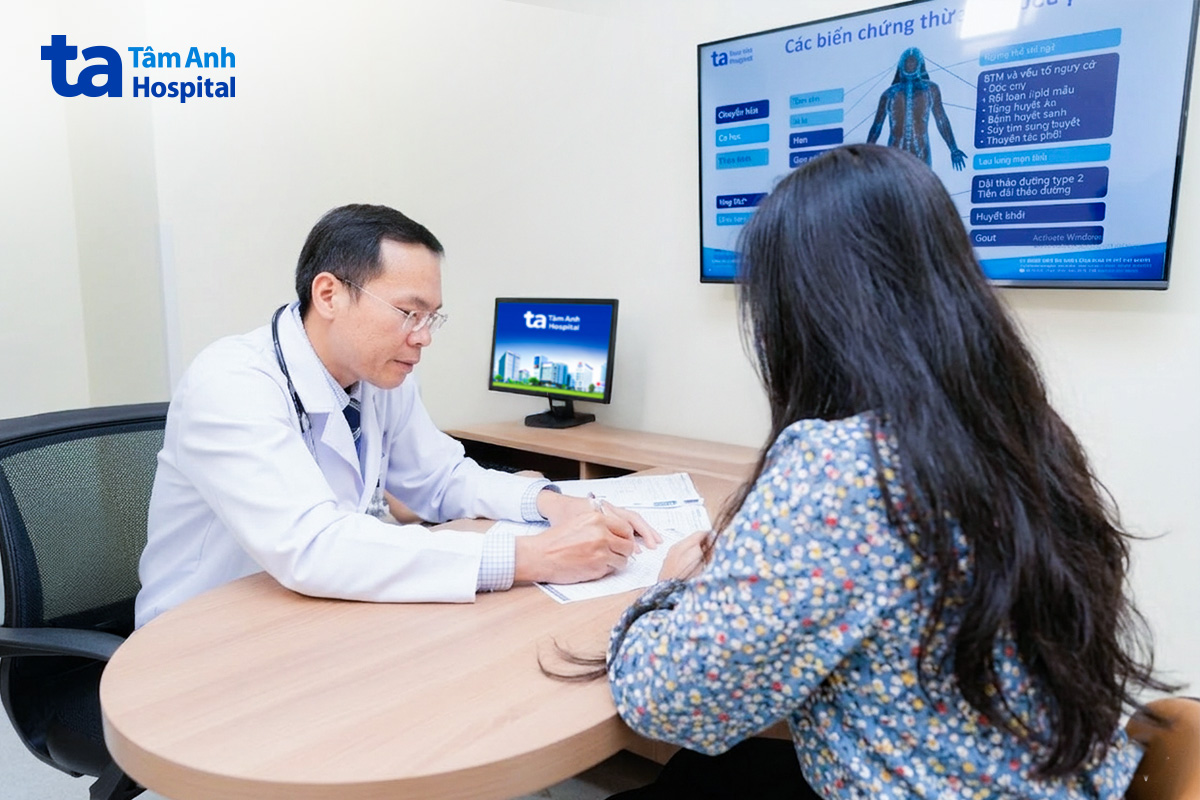 BS.CKI Võ Trần Nguyên Duy phân tích các chỉ số khối cơ thể trong lần tái khám của chị Minh. Ảnh: Bệnh viện Đa khoa Tâm Anh