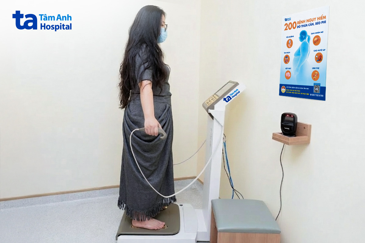 Chị Minh đo InBody trong lần khám đầu tiên. Ảnh: Bệnh viện Đa khoa Tâm Anh