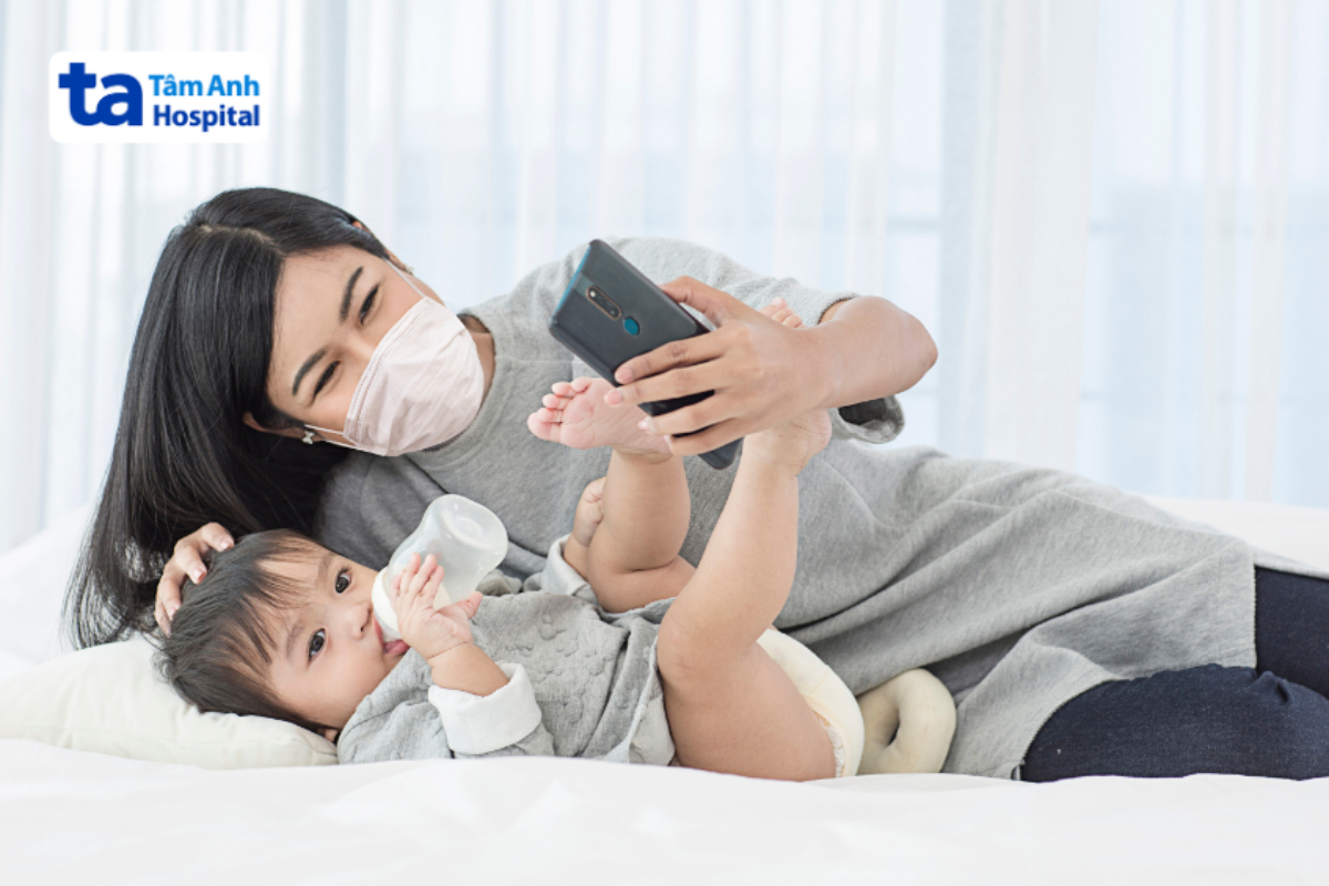Mẹ Đeo Khẩu Trang Chơi Với Con