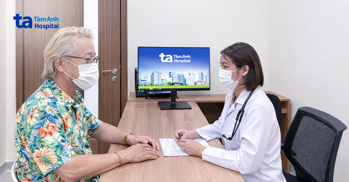 một Việt kiều được bác sĩ Tâm thăm khám