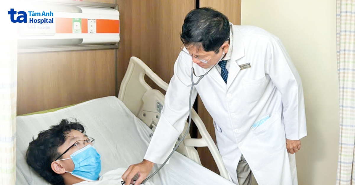 Nam thiếu niên mắc bệnh Henoch-Schonlein ít gặp