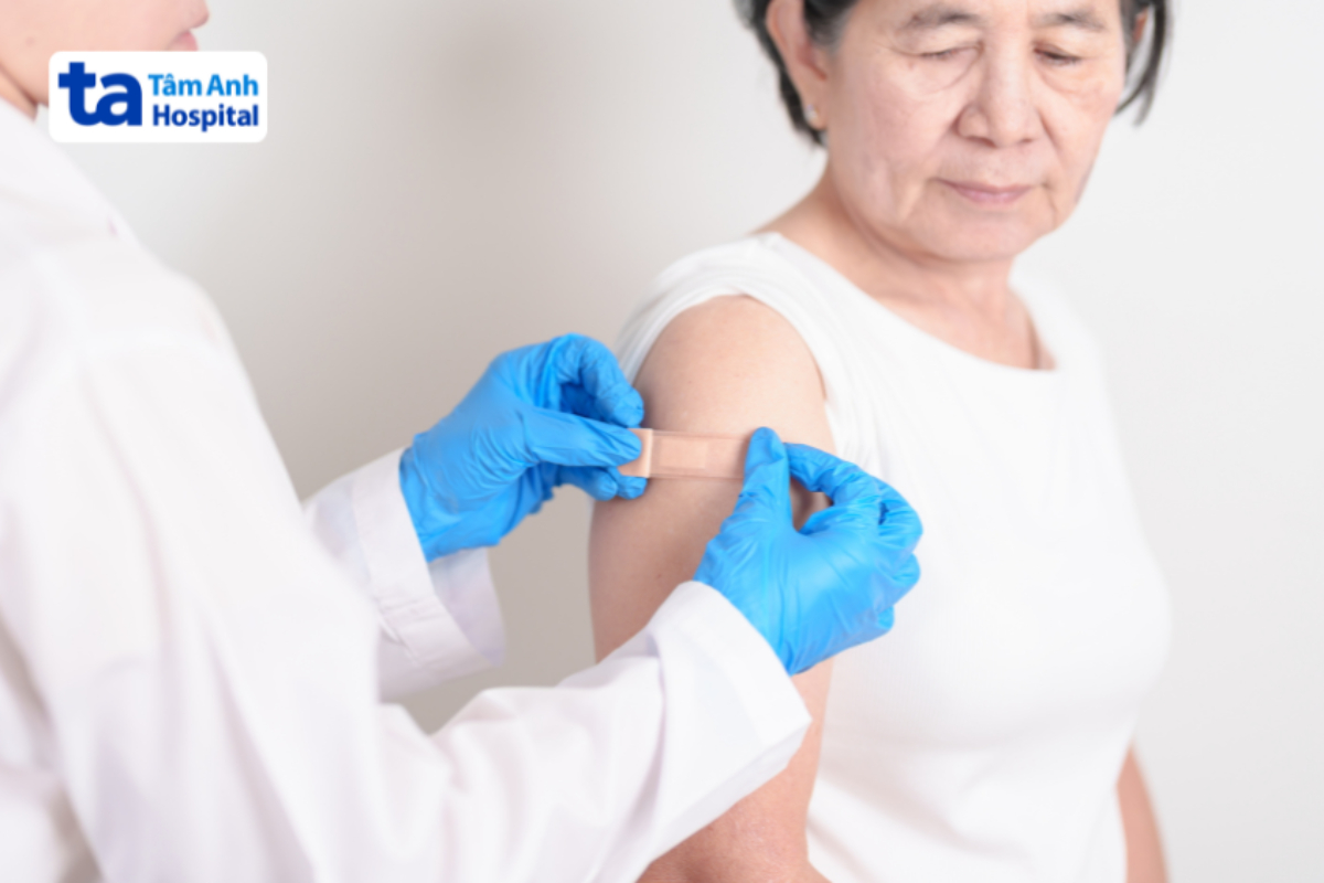 người bệnh được bác sĩ tiêm vắc xin 