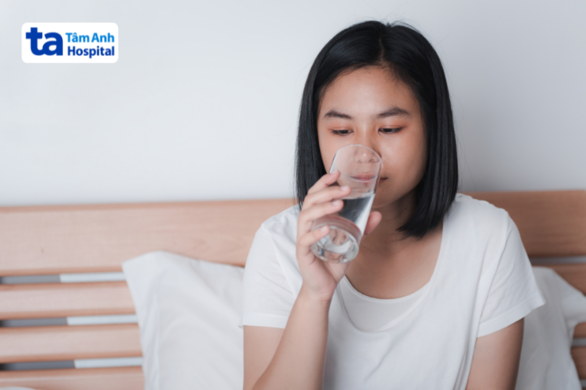 người bệnh uống nước