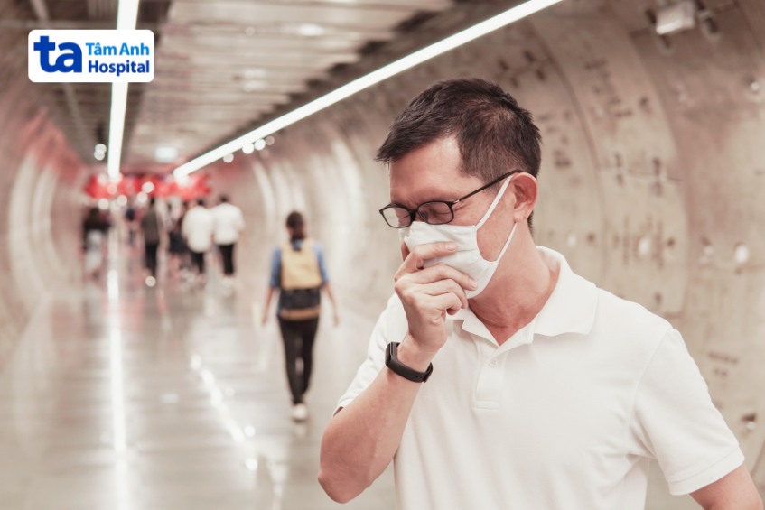 người đàn ông ho ở công cộng