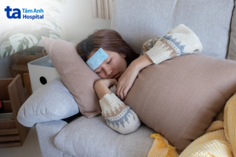 trẻ nhỏ bị sốt