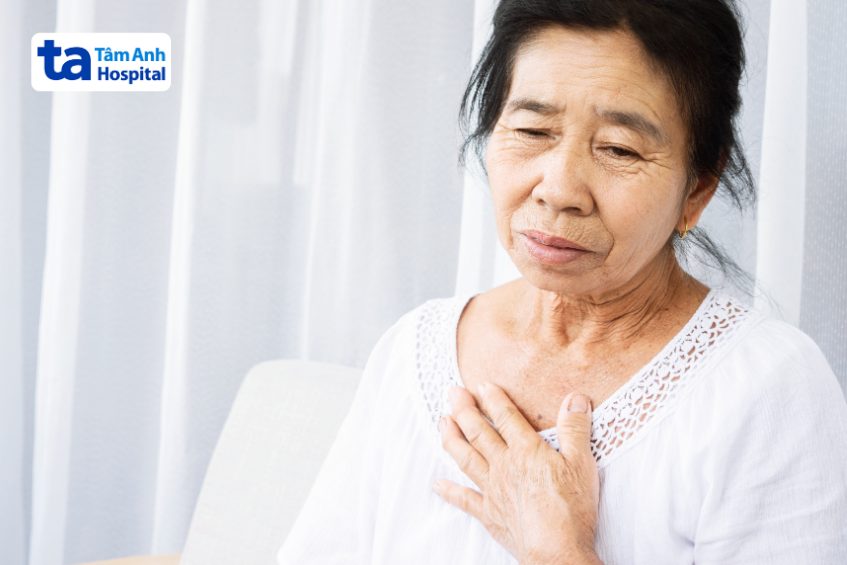 người già bị tức ngực