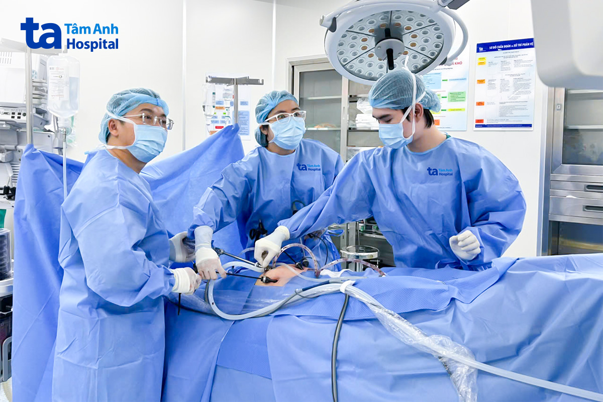 Bác sĩ Yến (giữa) cùng êkíp phẫu thuật nội soi xử trí thai nằm ngoài tử cung cho bệnh nhân. Ảnh: Bệnh viện Đa khoa Tâm Anh