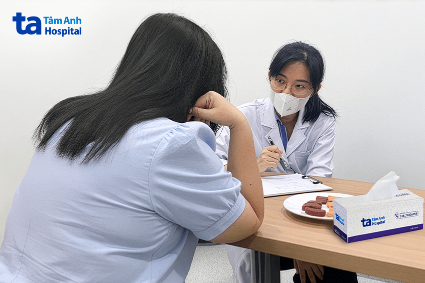 Chuyên viên dinh dưỡng tư vấn chế độ ăn khoa học, hợp lý theo thói quen, sở thích của người bệnh. Ảnh: Bệnh viện Đa khoa Tâm Anh