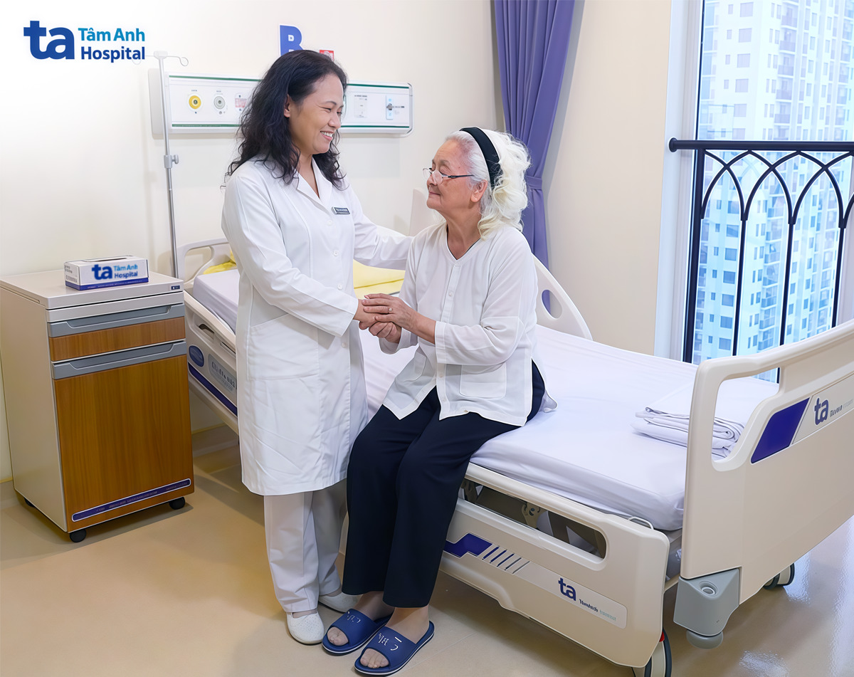 PGS Hoa dặn dò cụ Lưu sau khi tiêm thuốc sinh học