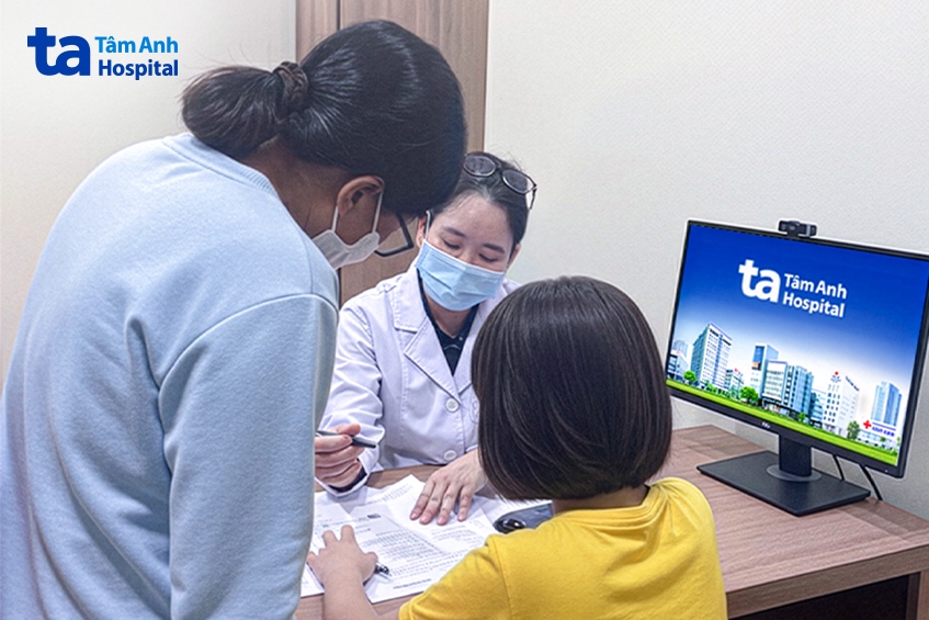 pgs lâm giải thích cho mẹ an về tình trạng bệnh của con