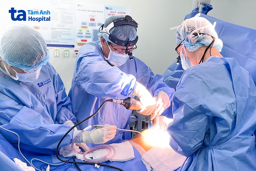 Phó giáo sư Vĩnh (giữa) cùng êkíp mổ khẩn cầm máu và xử trí bóc tách động mạch chủ cho anh Hoàng