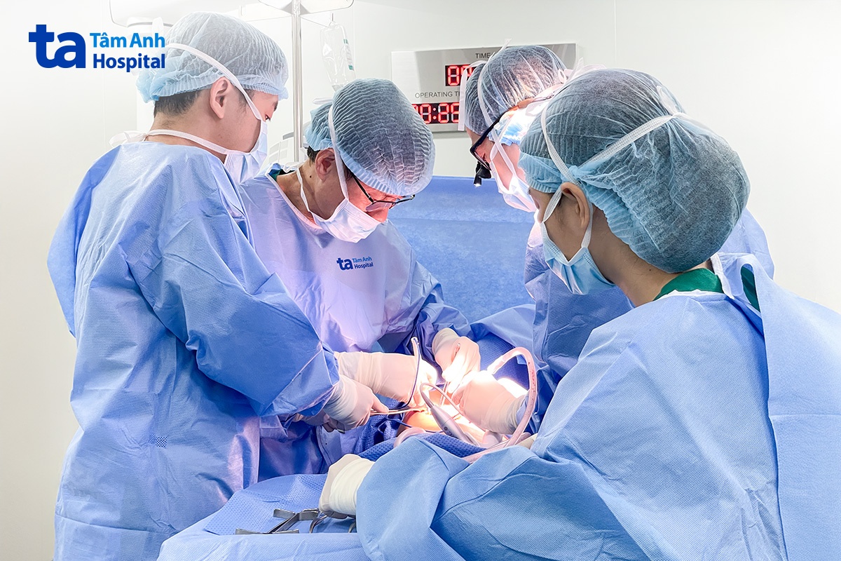 Phó giáo sư Vĩnh (thứ 2 bên trái sang) cùng êkíp phẫu thuật cho anh Thanh