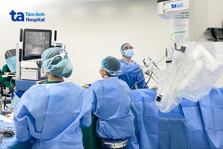 Phó giáo sư Vĩnh (ngoài cùng bên trái) điều khiển robot Da Vinci Xi cắt bỏ khối u cho ông Hiếu