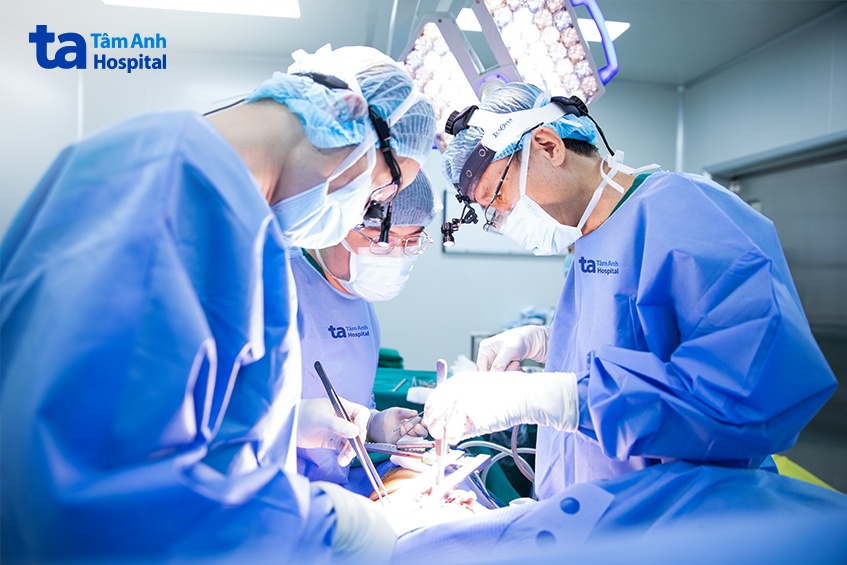Phó giáo sư Vĩnh (bên phải) phẫu thuật cắt một bên phổi bị nấm ăn thủng hoàn toàn cho người bệnh