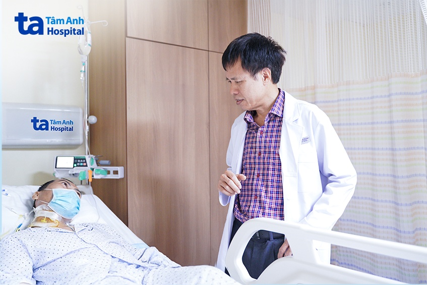 Phó giáo sư Vĩnh thăm khám cho anh Đồng sau mổ