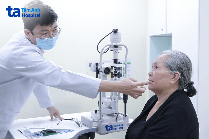 Bác sĩ Tùng khám các cơ co cứng vùng mặt bên trái của người bệnh. Ảnh: Bệnh viện Đa khoa Tâm Anh