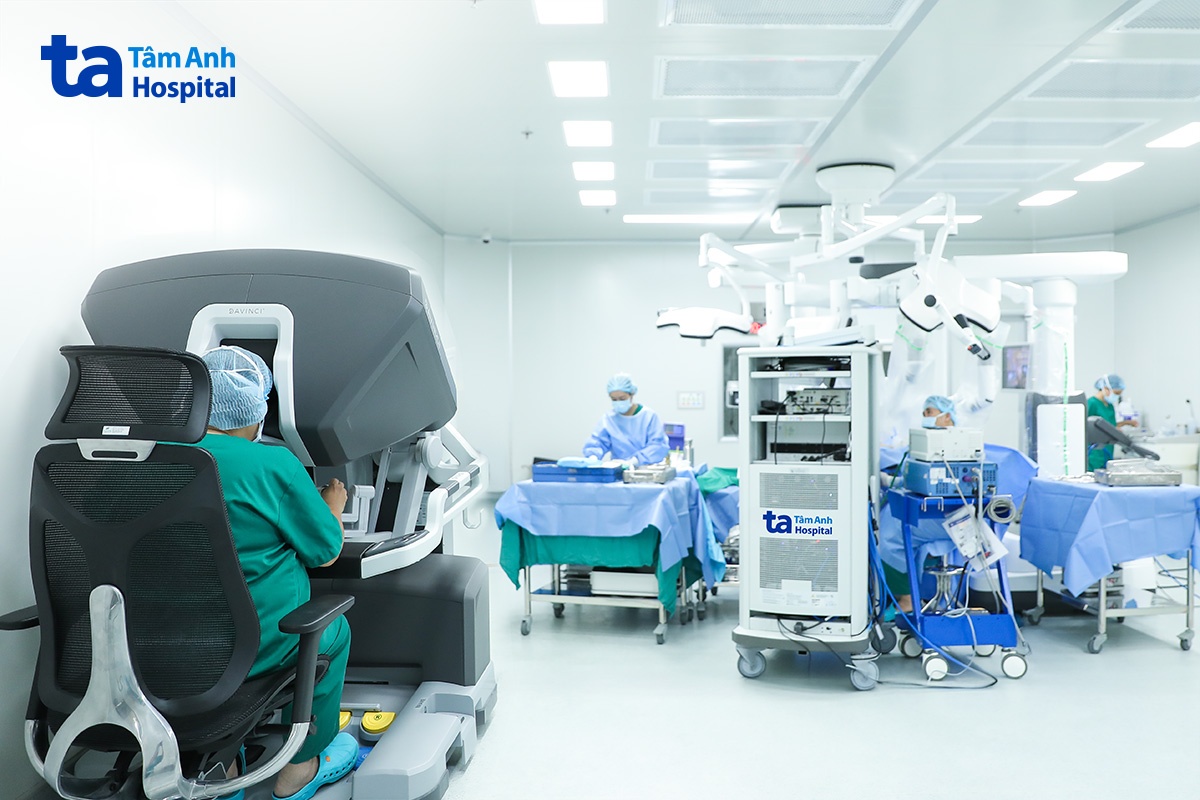 Bác sĩ Nhi (ngồi) điều khiển robot Da Vinci Xi phẫu thuật cho bệnh nhân. Ảnh: Bệnh viện Đa khoa Tâm Anh