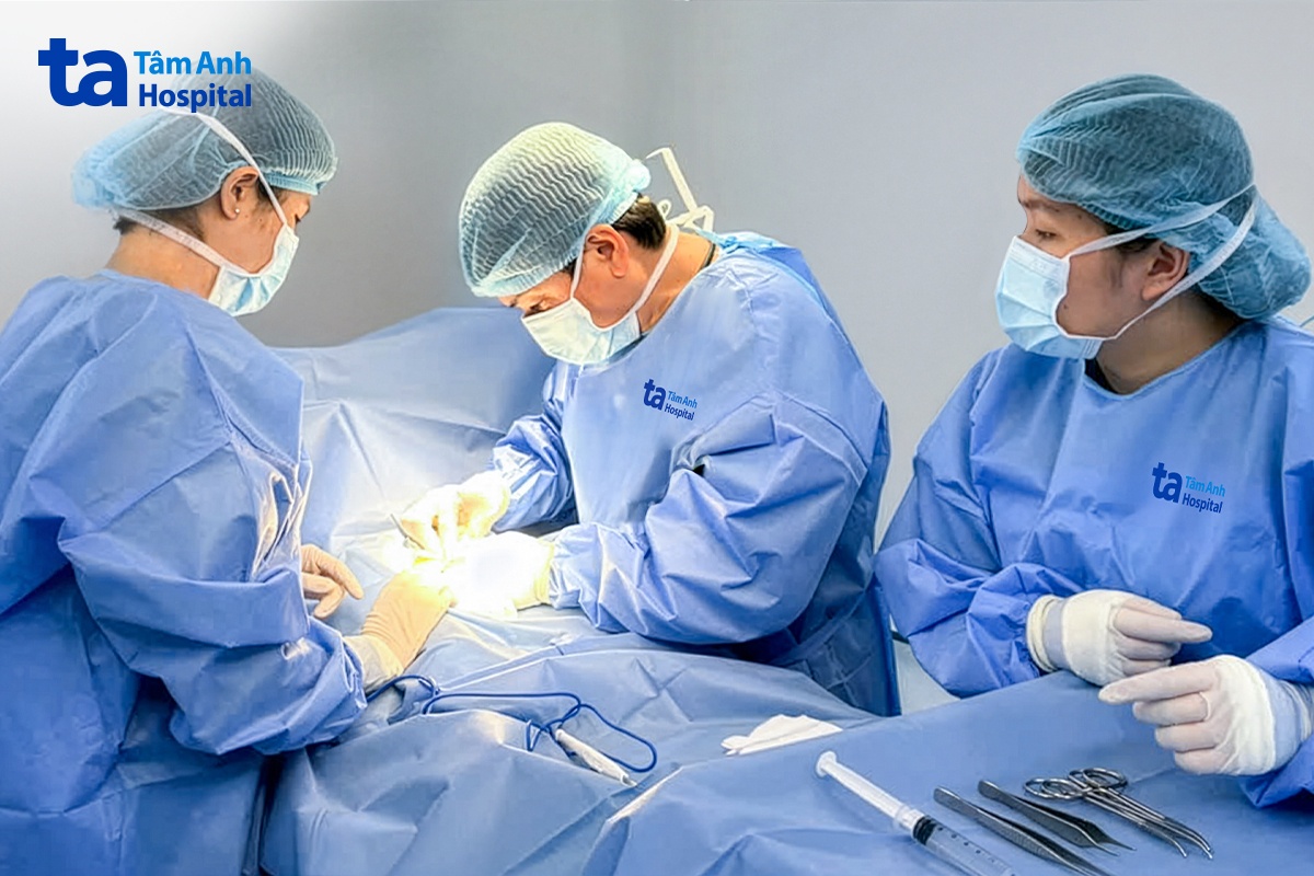 Bác sĩ Tuấn (giữa) cùng kíp bác sĩ mổ cho Thu. Ảnh: Bệnh viện Đa khoa Tâm Anh