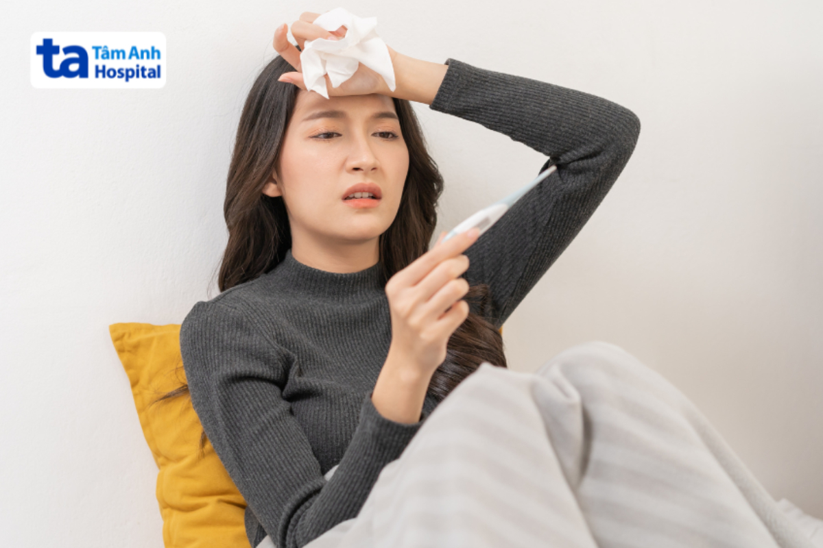 Phụ Nữ Bị Sốt Kiểm Tra Nhiệt Độ