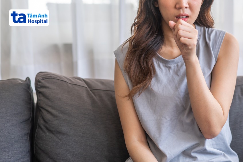 người phụ nữ bị ho do lao phổi