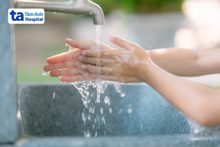 rửa tay dưới vòi nước