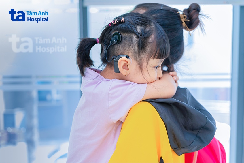 thiết bị đặt bên ngoài tai bé