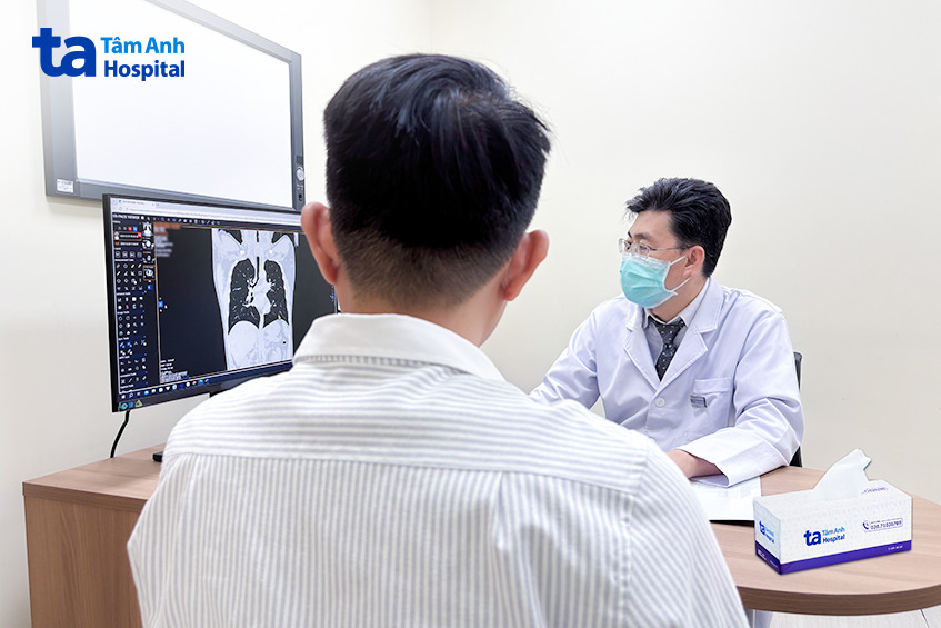 ThS.BS.CKII Nguyễn Hoàng Tuấn Vũ giải thích cho người đi khám sức khỏe về kết quả chụp CT Scan phổi liều thấp