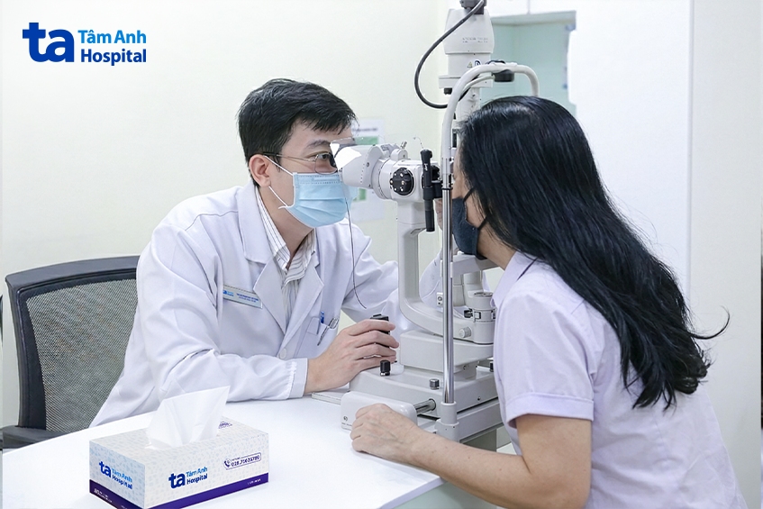 ths.bs phạm vũ huy tùng kiểm tra mắt cho chị lý