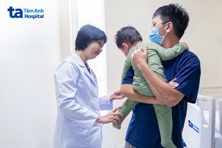 ths.bs.cki tôn thị anh tú thăm khám và tư vấn cho gia đình cách chăm sóc vết mổ cho mạnh