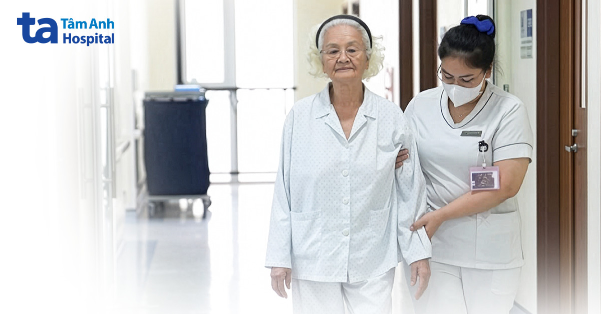 tiêm thuốc sinh học giúp cụ bà 95 tuổi phòng gãy xương