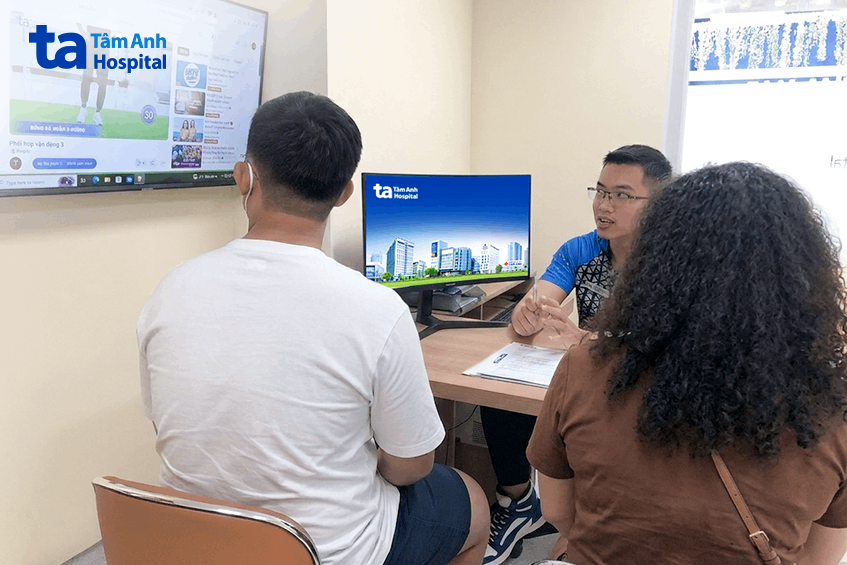 Chuyên viên vận động hướng dẫn các bài tập phù hợp cho hai mẹ con cùng điều trị thừa cân. Ảnh: BVĐK Tâm Anh