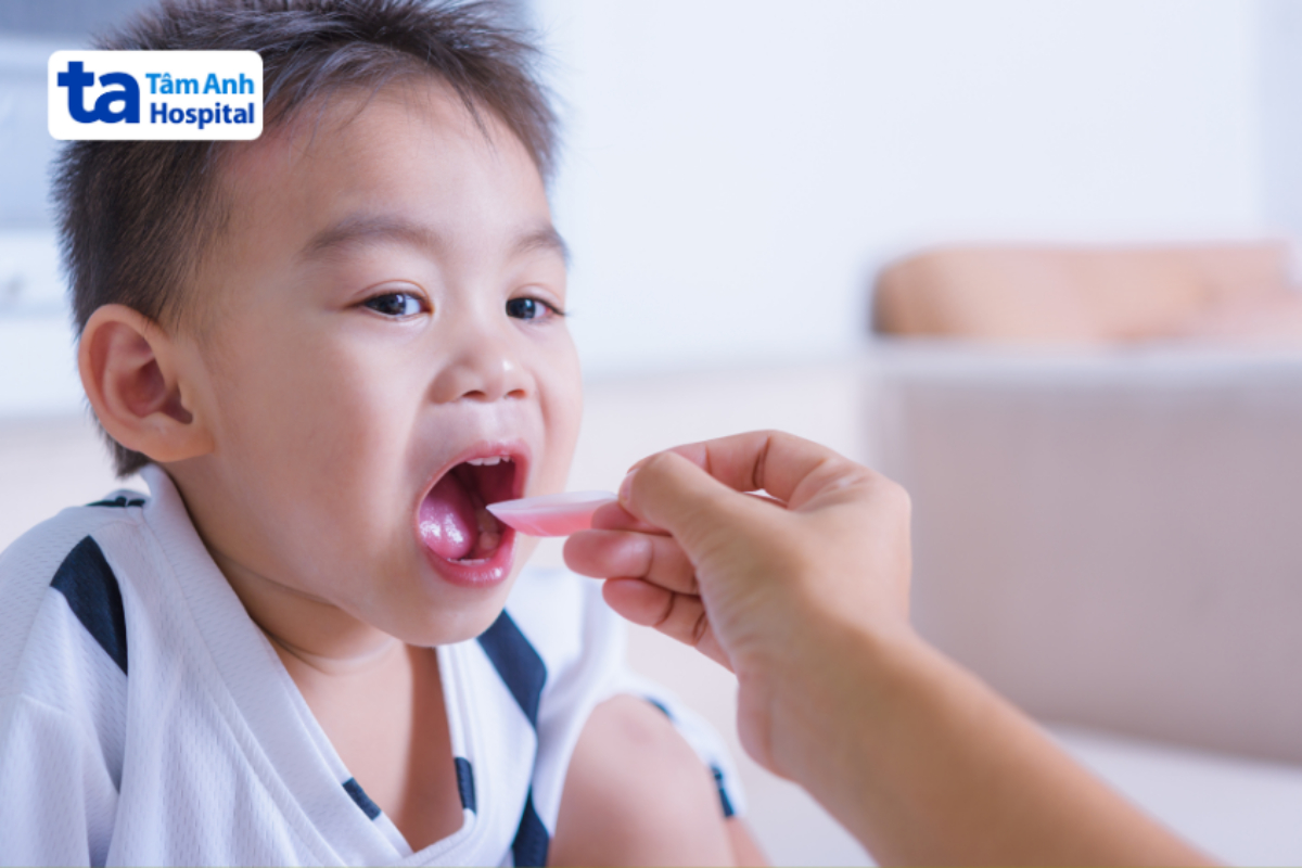 trẻ được cho uống thuốc