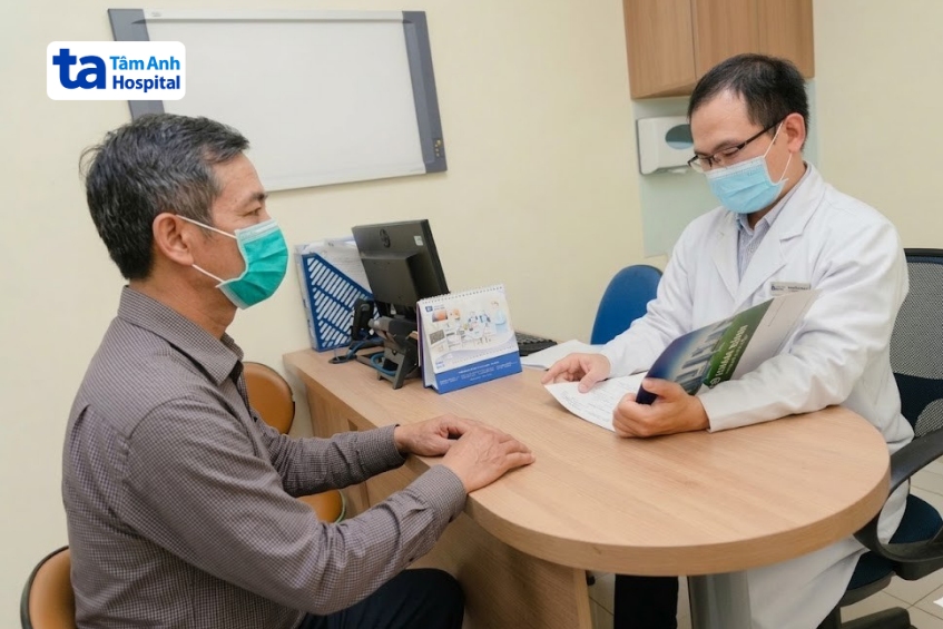 ts.bs nguyễn phúc tân tư vấn cho người bệnh tại khoa miễn dịch lâm sàng