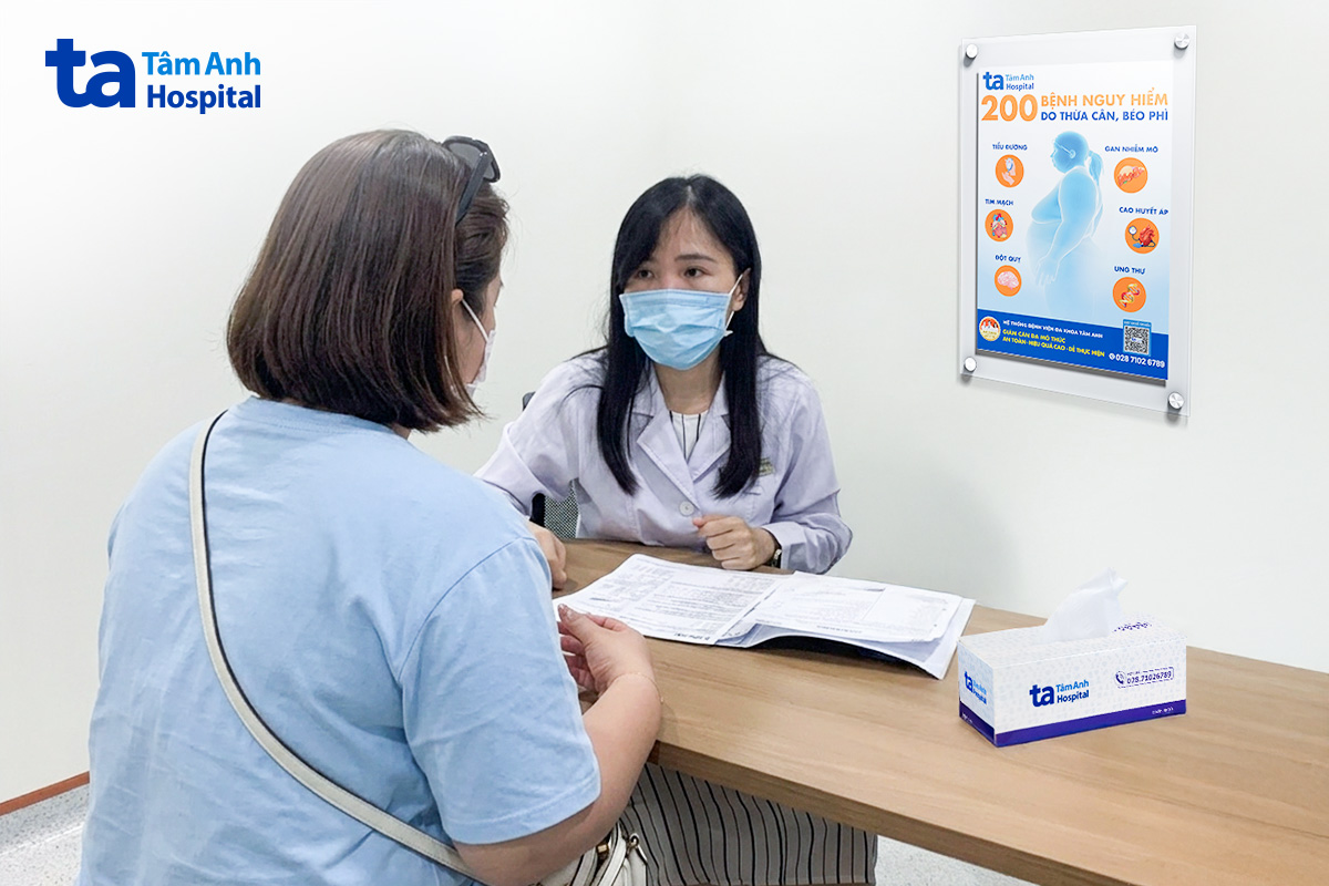 BSCKI Phan Thị Thùy Dung tư vấn điều trị cho chị Thảo. Ảnh: Bệnh viện Đa khoa Tâm Anh