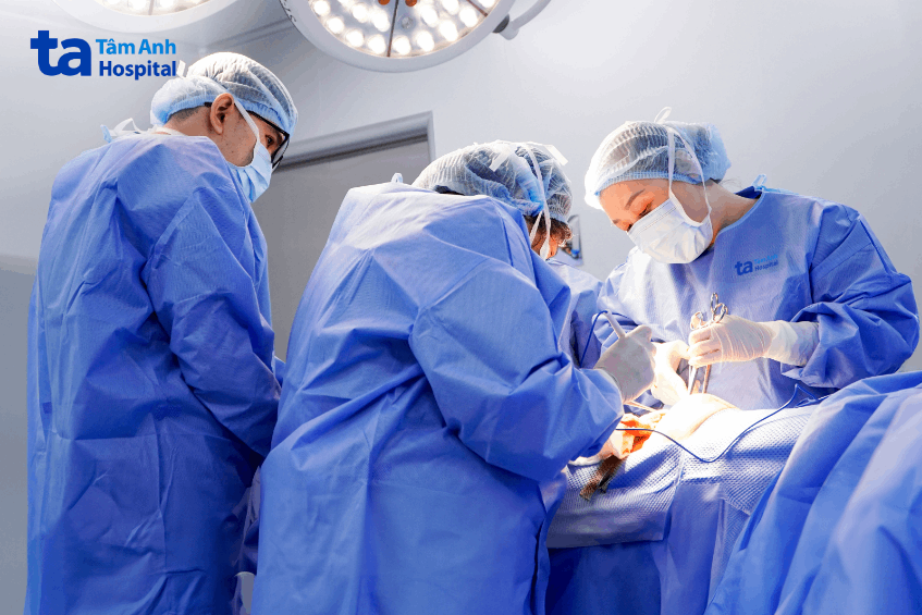 Êkíp bác sĩ phẫu thuật cho bệnh nhân. 