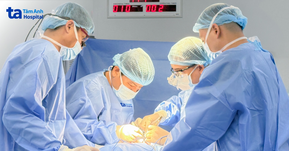 Bé 4 tuổi có thận phình to, ứ nước nặng