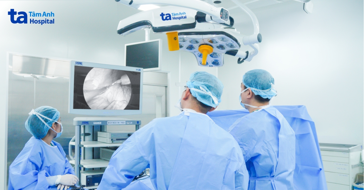 Phát hiện nang thượng thận từ cơn đau bụng âm ỉ