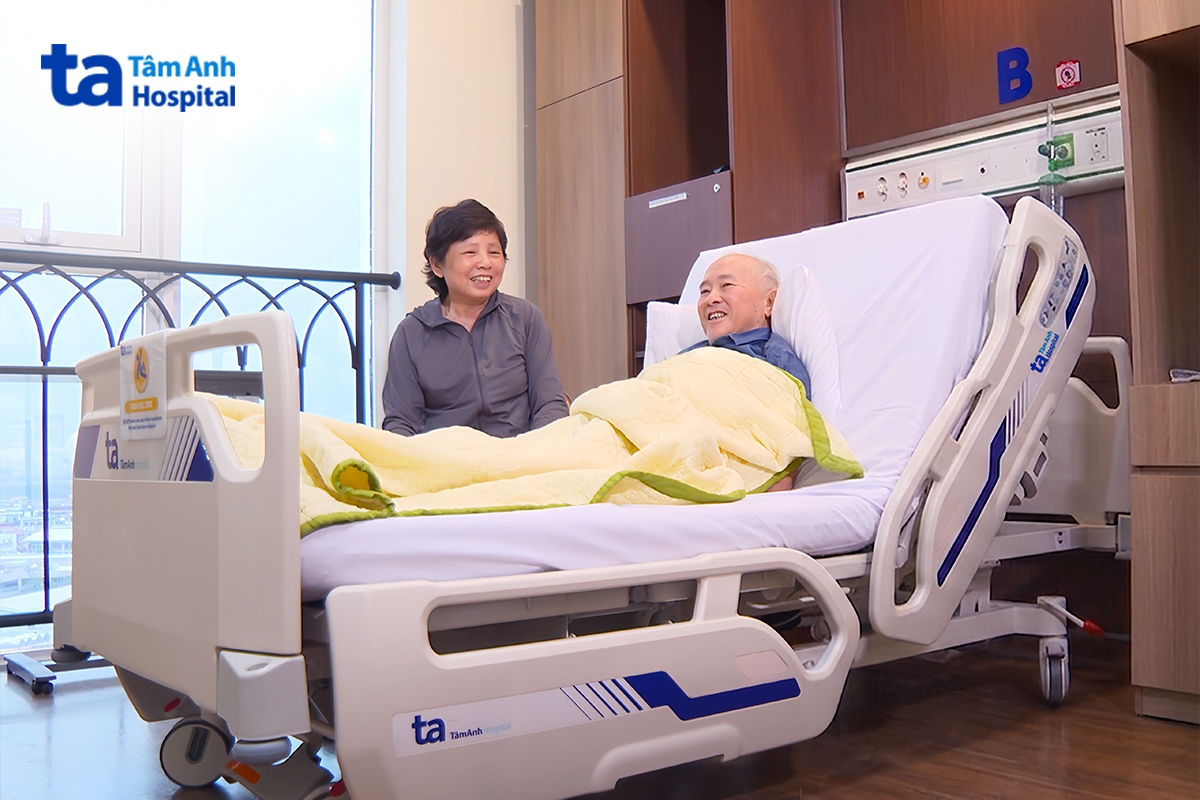 bà thương chăm sóc chồng