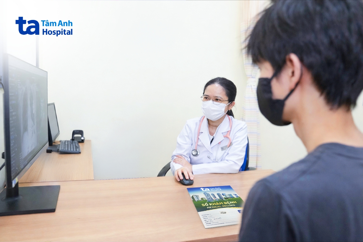 bác sĩ Khuê giải thích tình trạng bệnh cho Toàn khi tái khám (1)