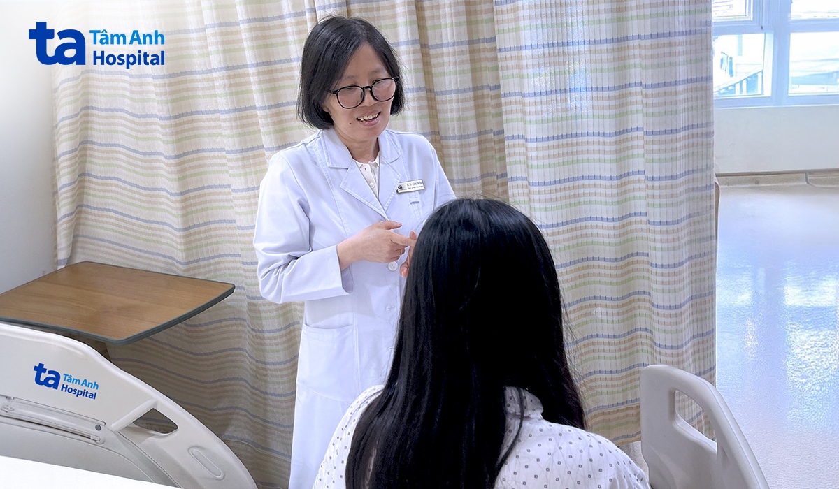 Bác sĩ Bình hướng dẫn bệnh nhân chế độ ăn uống, sinh hoạt sau khi xuất viện