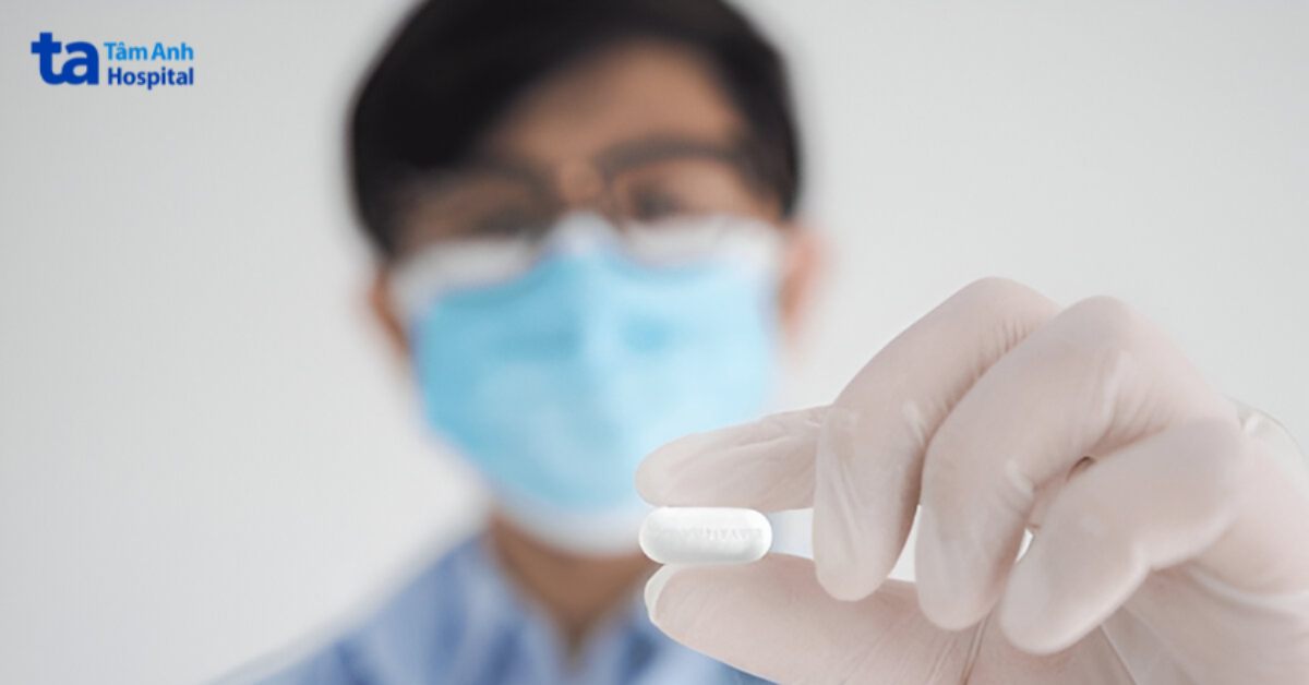 bác sĩ cầm viên thuốc