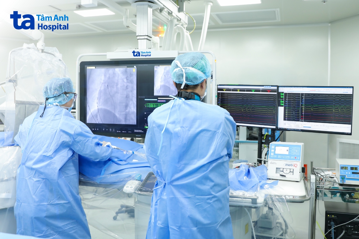 Bác sĩ can thiệp triệt đốt ổ loạn nhịp cho bệnh nhân