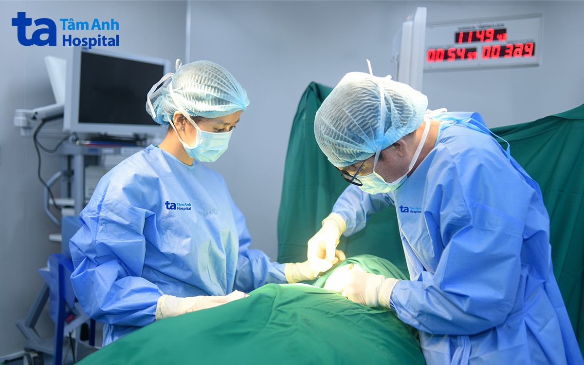 bác sĩ cắt ung thư da