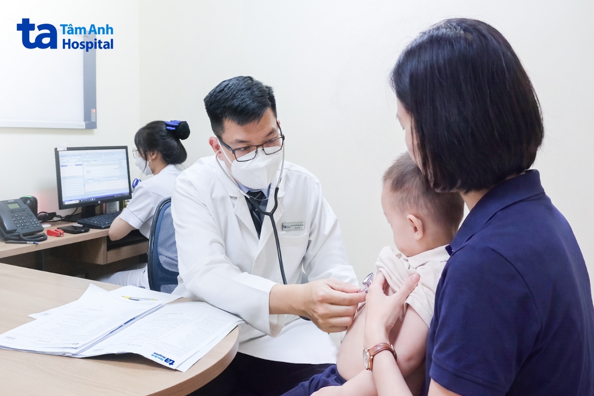 bác sĩ châu khám cho trẻ tại bệnh viện đa khoa tâm anh tp.hcm