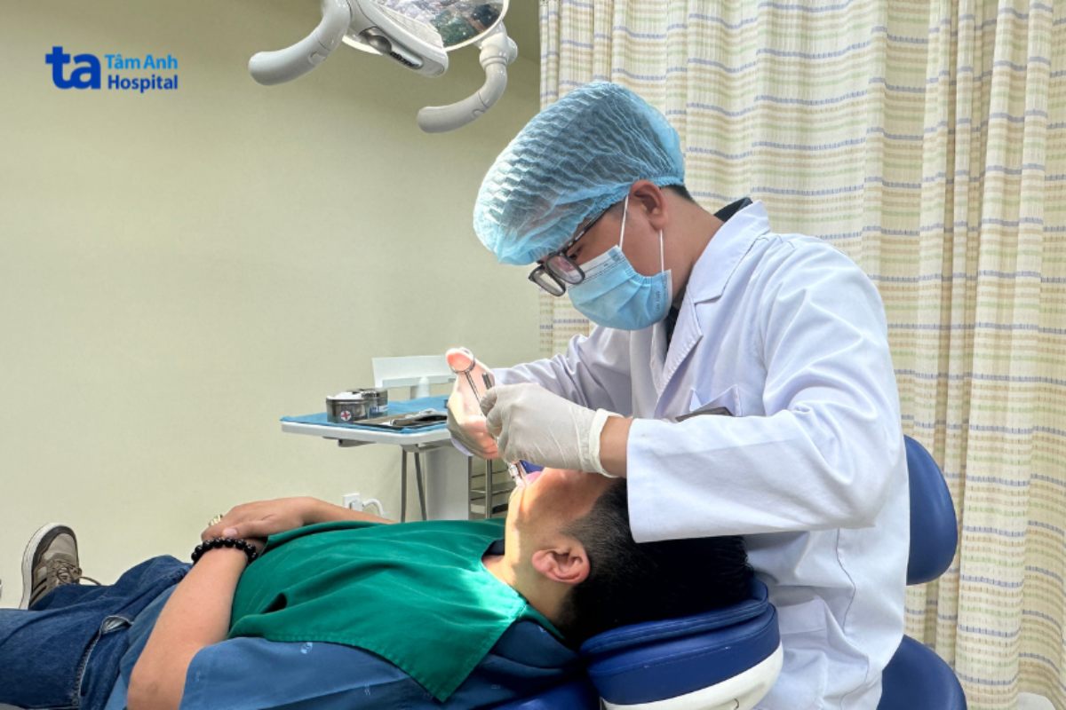 bác sĩ kiểm tra răng bị đau