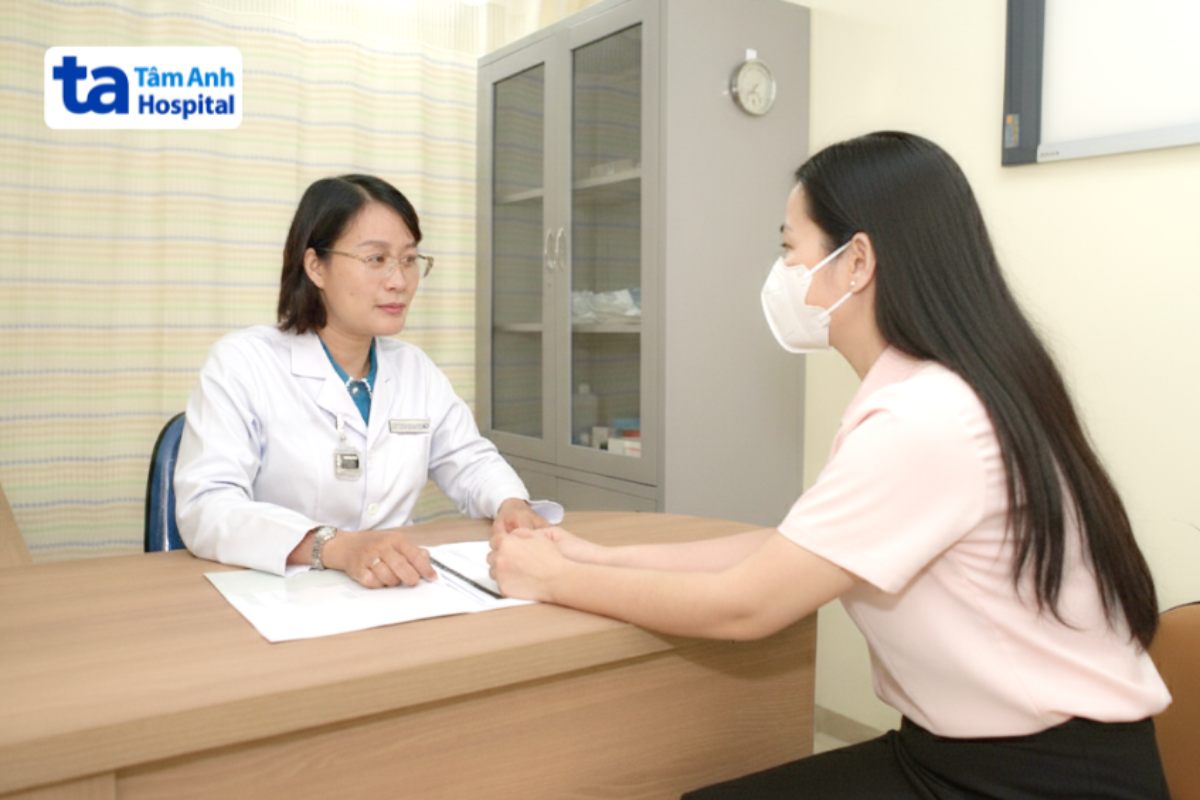 bác sĩ tư vấn phác đồ cho người bệnh